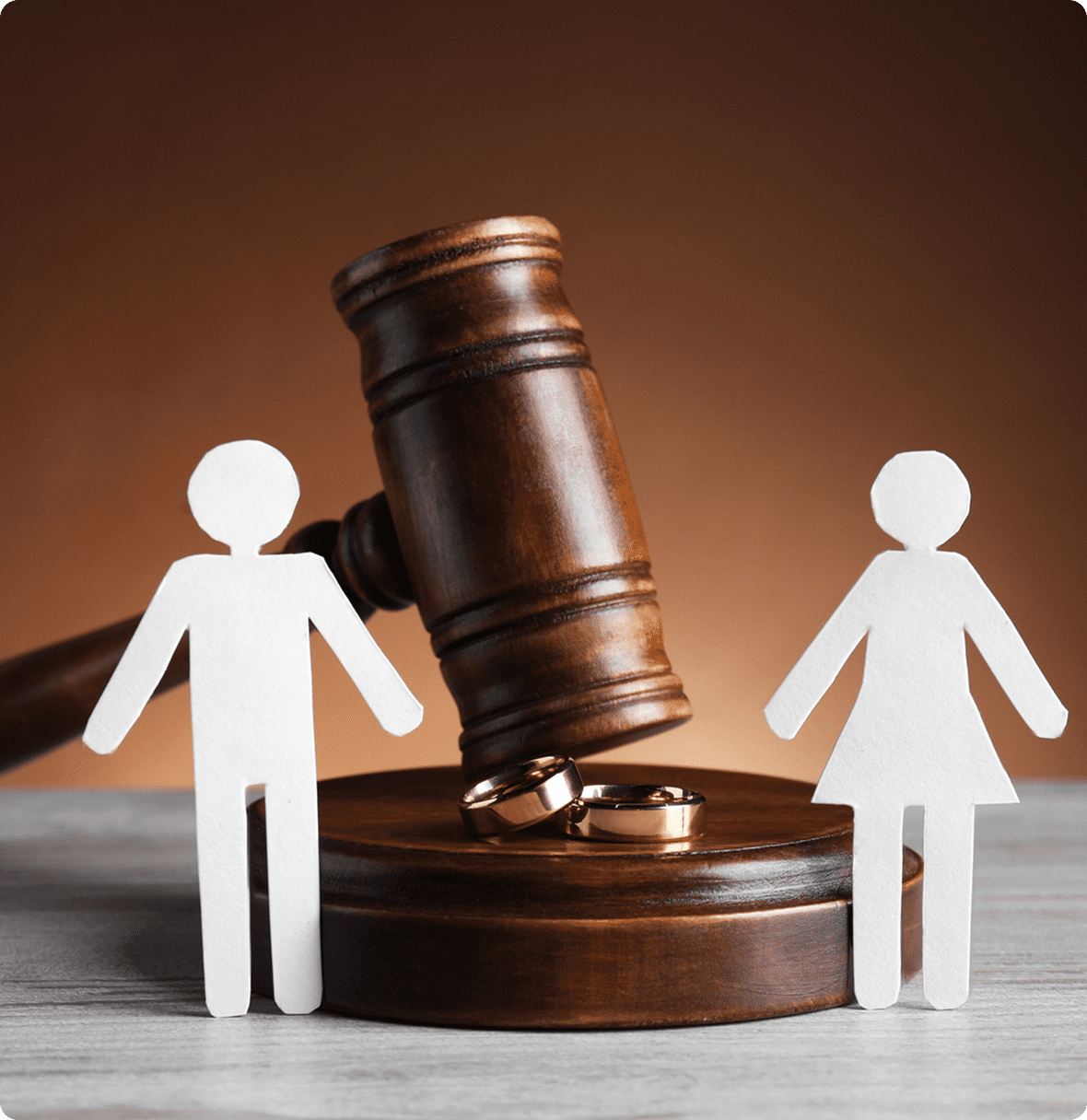 Legal separation symbol with rings and gavel